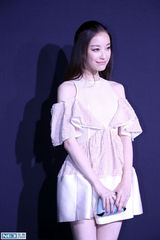 组图：倪妮北京优雅看秀 与彭于晏合作愉快