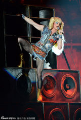 组图：尼尔《摇滚芭比》扮女装 无底线疯癫火辣