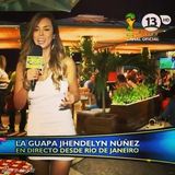 组图：智利新乳神助威世界杯 掀衣性感露胸