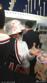 组图：吴尊抱女儿现身机场 拒收粉丝糖果做严父