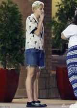 组图：麦莉-赛勒斯深夜与神秘男相依 吐云吐雾好不快活