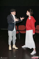 组图：梁洛施演舞台剧压力大 笑邀全家人观看