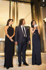 组图：秦海璐出席活动 长裙现身优雅妩媚