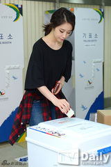 组图：T-ara等参与选举投票 美女如云风景独好