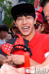 组图：韩星孙艺珍刘在石珉豪等为国足加油