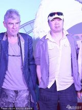 组图：崔健首次导演新片 墨镜鸭舌帽酷炫大笑