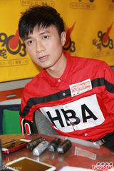 组图：古巨基音乐会为爱妻写情歌哄其开心