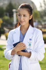 组图：《产科医生》佟丽娅剧照 首演医生穿白衣