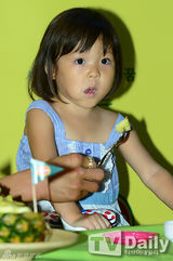 组图：秋小爱参加料理体验课 吃水果萌翻