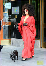 组图：Lady Gaga变红衣教主 真空上阵风骚露奶