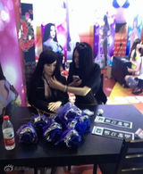 组图：大连成人展遭市民围攻 AV女优被扔鸡蛋