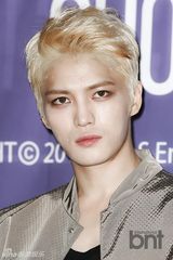 组图：JYJ举行新专发布会 露胸肌秀性感