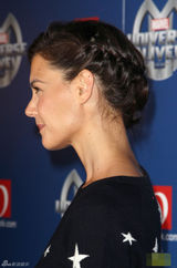 组图：前阿汤嫂花式盘头赴首映 穿星星装显童趣