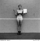 组图：美国女摄影师自拍裸照庆生 坚持拍摄40年