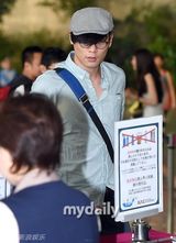 组图：东方神起孔侑等现身 胡茬微露不拘小节