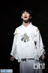 组图：音乐剧《风之国》媒体试演G.O等激情献唱