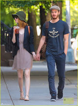 组图：艾玛斯通和加菲尔德十指紧扣甜蜜外出