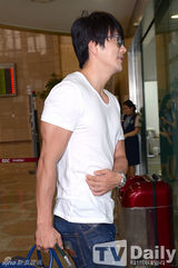 组图：权相佑白T牛仔现身 胡茬突显男人本色