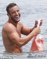 组图：隆胸女比基尼湿身海战猛男 男方水中全裸