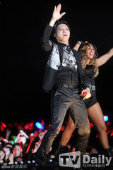 组图：JYJ热力开唱 金在中秀胸肌纹身隐现(朴有天/金俊秀)