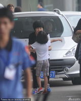 组图：陆毅携贝儿回上海 苦等鲍蕾接机抽烟解闷