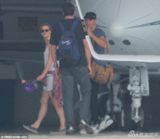 组图：劳伦斯背心热裤秀性感 与马汀约会首被拍