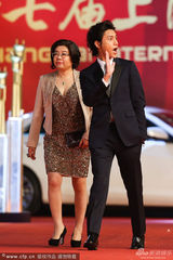 组图：陈坤蓝西服帅气现身 歪嘴角搞怪做表情