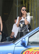 组图：马苏上影节偷闲外出 等车太久显急躁