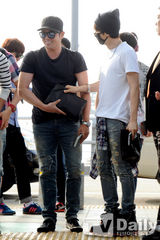组图：SJ等人气男团亮相机场 拼时尚搭配