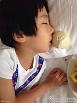 组图：“坑娃神爹”吴镇宇恶搞费曼赖床照