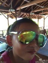 组图：蔡少芬带娃出游 两女穿粉衣扎小辫可爱