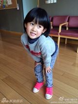 组图：贝儿梳丸子头变小清新 网友赞大长腿美女