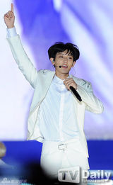 组图：韩女团穿短裙热舞走光露蓝色底裤