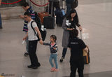 独家：赵普带女儿现身机场出国游 神秘美女相随