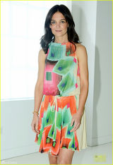 组图：前汤嫂凯蒂-赫尔姆斯花裙扮嫩 脚踩高跟鞋大秀美腿