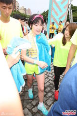 组图：小S张钧宁素颜马拉松 Selina脸红飙泪