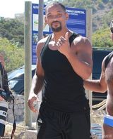 组图：威尔史密斯海滩遭围堵 女粉丝裸上身狂追