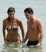 组图：女主播比基尼豪放露点 胸部浑圆肉贴男友