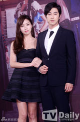 组图：《巡夜人》丁一宇郑允浩西服亮相显英气