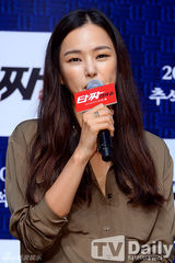 组图：韩星申世京亮相发布会 红装显时尚