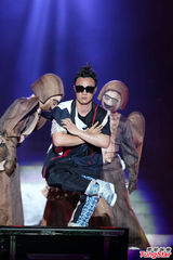 组图：陈奕迅北京开唱不慎滑倒 孙杨谢杏芳撑场