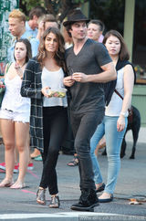 组图：伊恩-萨默海尔德与女友妮基街头痴缠互“啃”到忘我