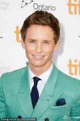 组图：《万物理论》小雀斑携女友 菲丽西提美艳