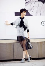 组图：斓曦干练短发登杂志 引领初秋新风尚