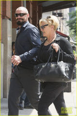 组图：休-杰克曼牵手爱妻回旅馆 光头造型惹眼