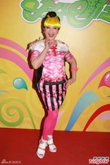 组图：众星乔装玩变身 王祖蓝头顶绿毛似绿帽