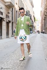 组图：郑恺米兰街头踢足球助阵世界杯