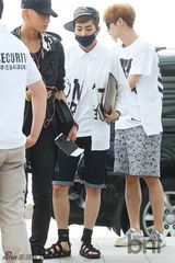 组图：EXO亮相机场 灿烈白衬衫似高中生