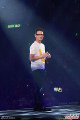 组图：郭伟亮音乐会大咖多 陈奕迅骑车登场搞怪