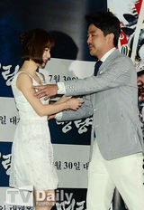 组图：李贞贤出席试映会 白裙显清新纯美